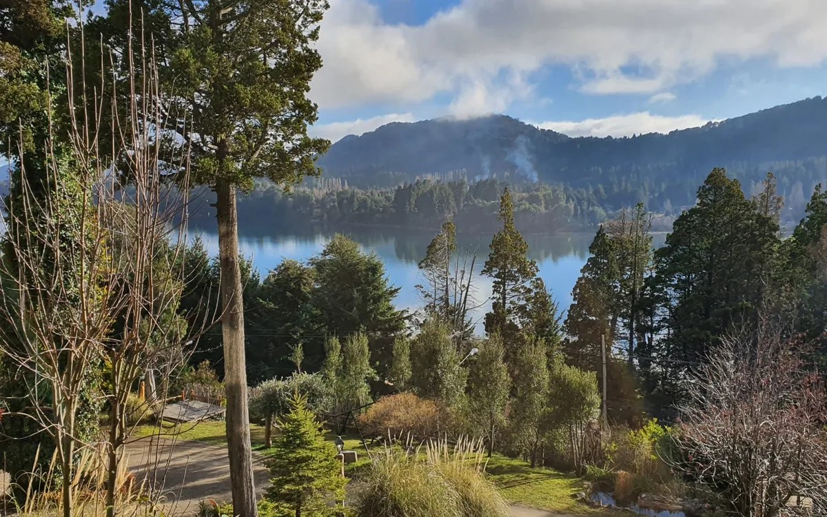 Vista al lago Nahuel Huapi desde una zona tranquila de Bariloche