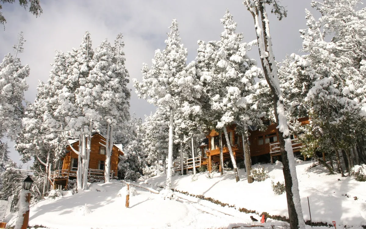 Cabañas en Bariloche en julio con nieve e invierno patagónico