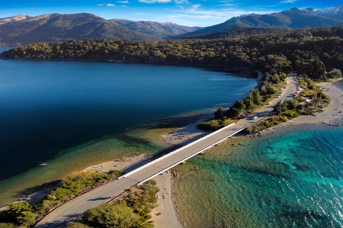 Vista aérea del lago, la ruta y las montañas de Circuito Chico en Bariloche