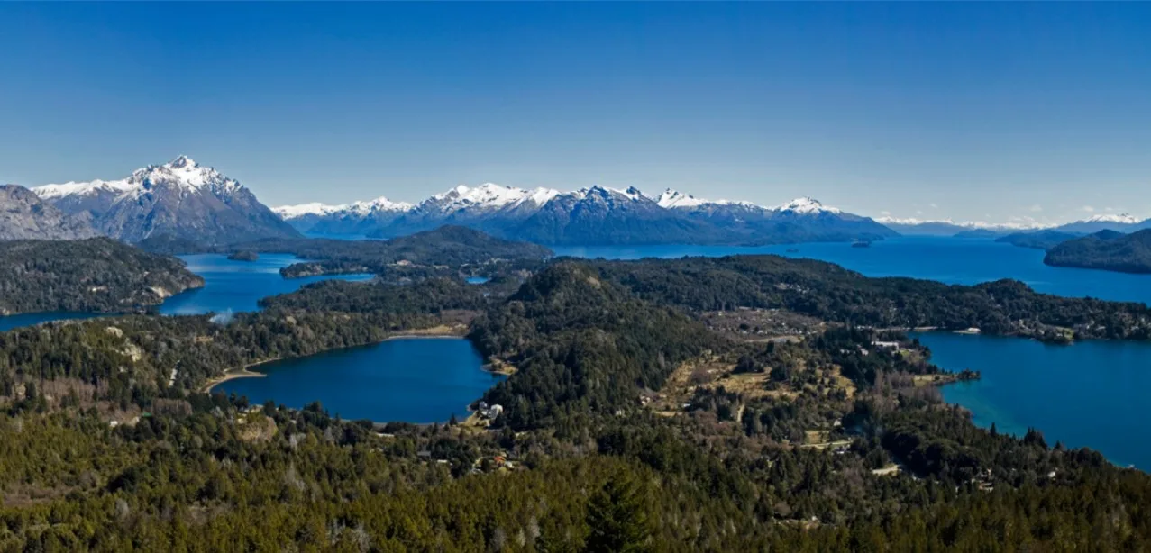 Vista panorámica del lago Nahuel Huapi y la cordillera desde el Cerro Campanario en Bariloche