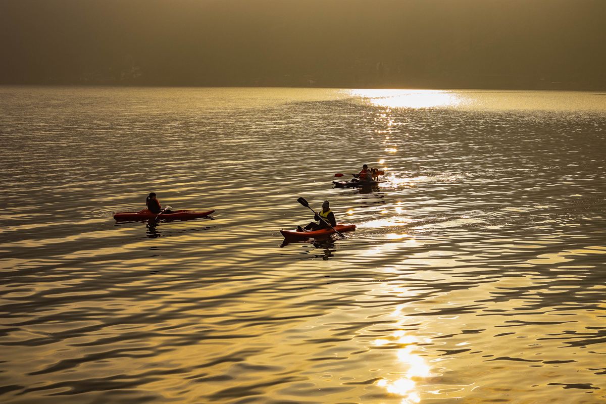 Kayak en el lago Nahuel Huapi durante el Circuito Chico de Bariloche