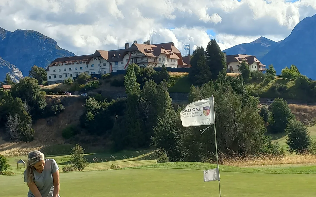 Campo de golf en Llao Llao Bariloche con montañas de fondo