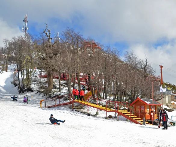 Piedras Blancas Bariloche con trineos y nieve para familias