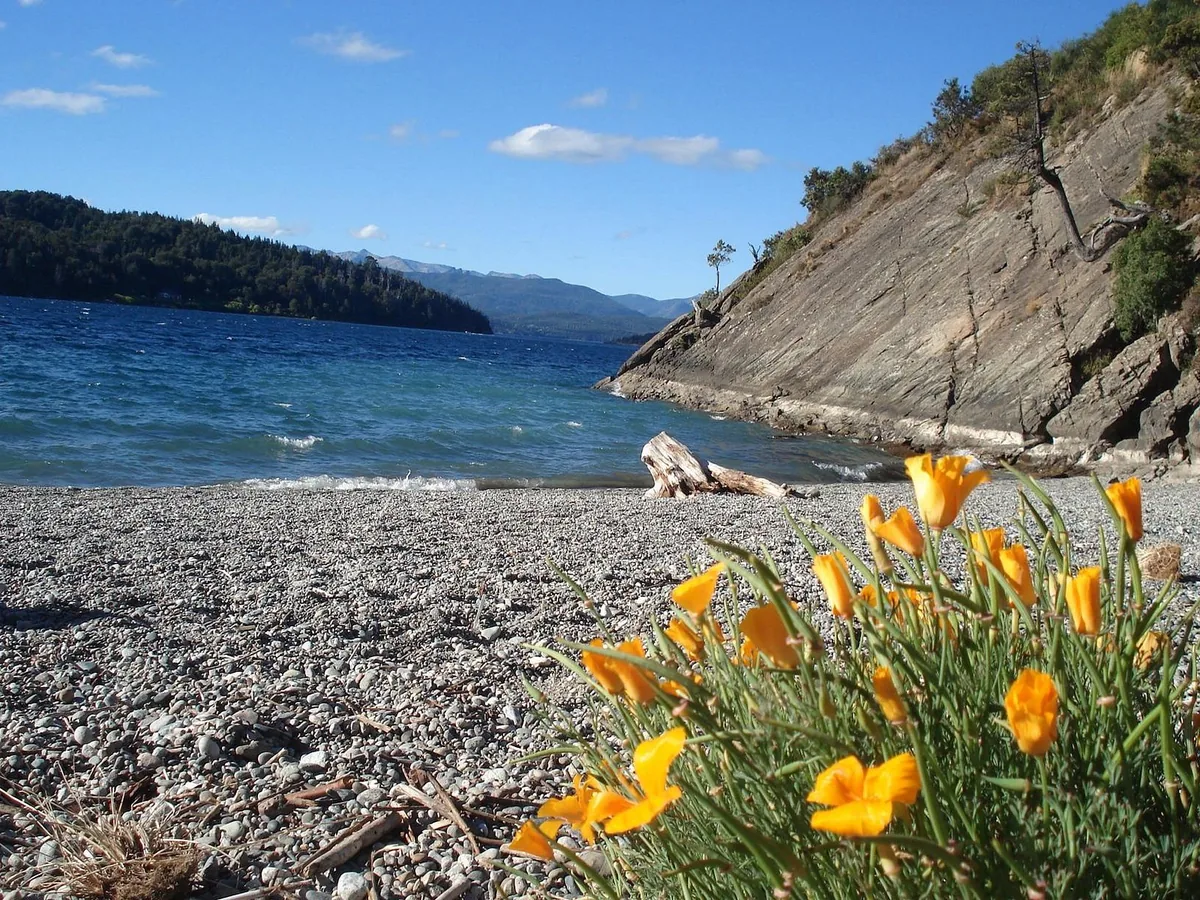 Playa del lago Nahuel Huapi en verano en Bariloche