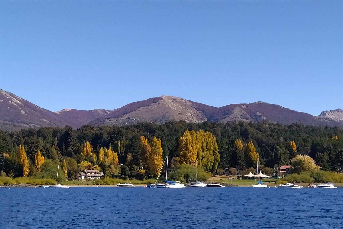 Lago Nahuel Huapi y montañas de Bariloche en otoño