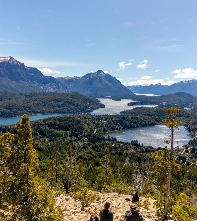 Trekking en Bariloche por senderos con vista al lago y la cordillera