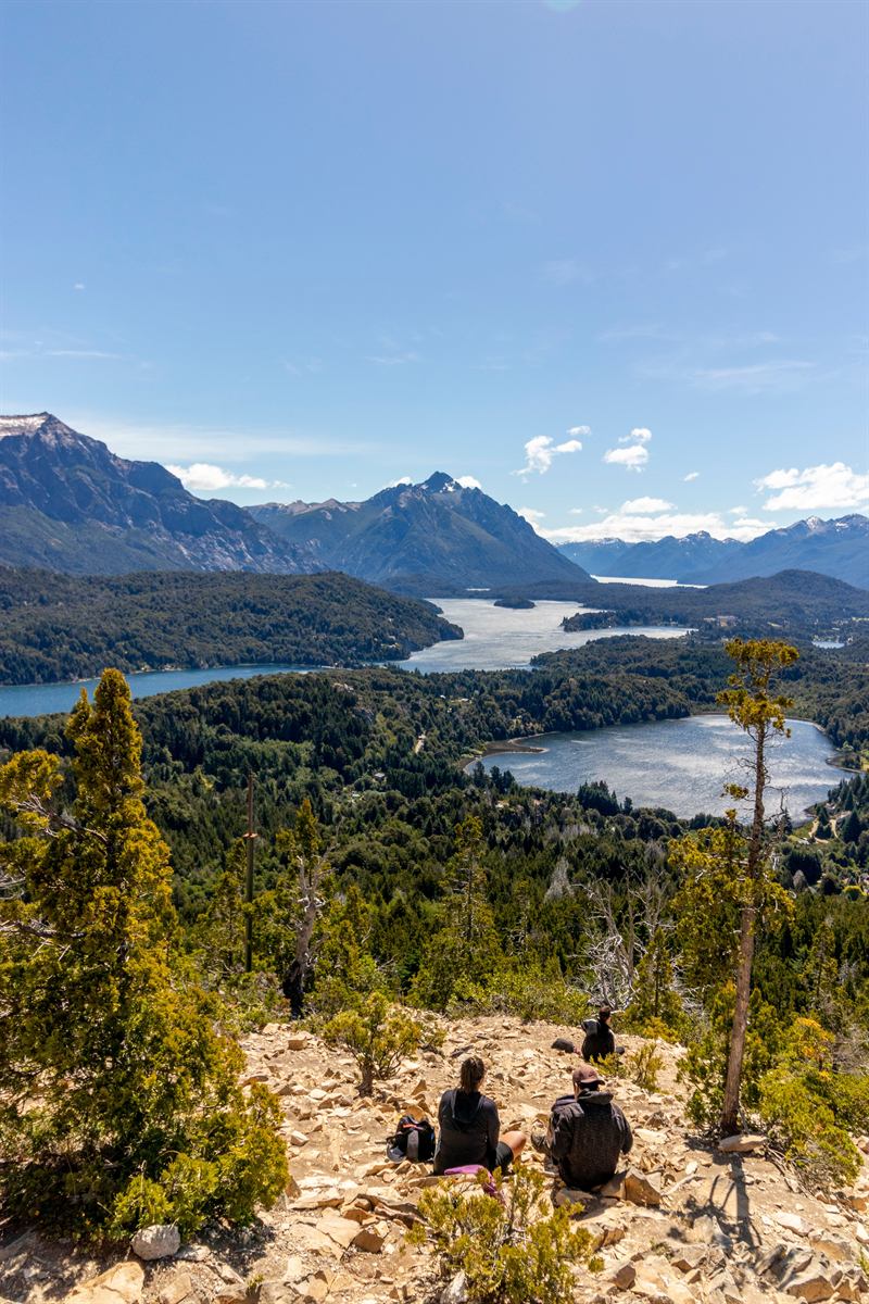 Trekking en Bariloche por senderos con vista al lago y la cordillera