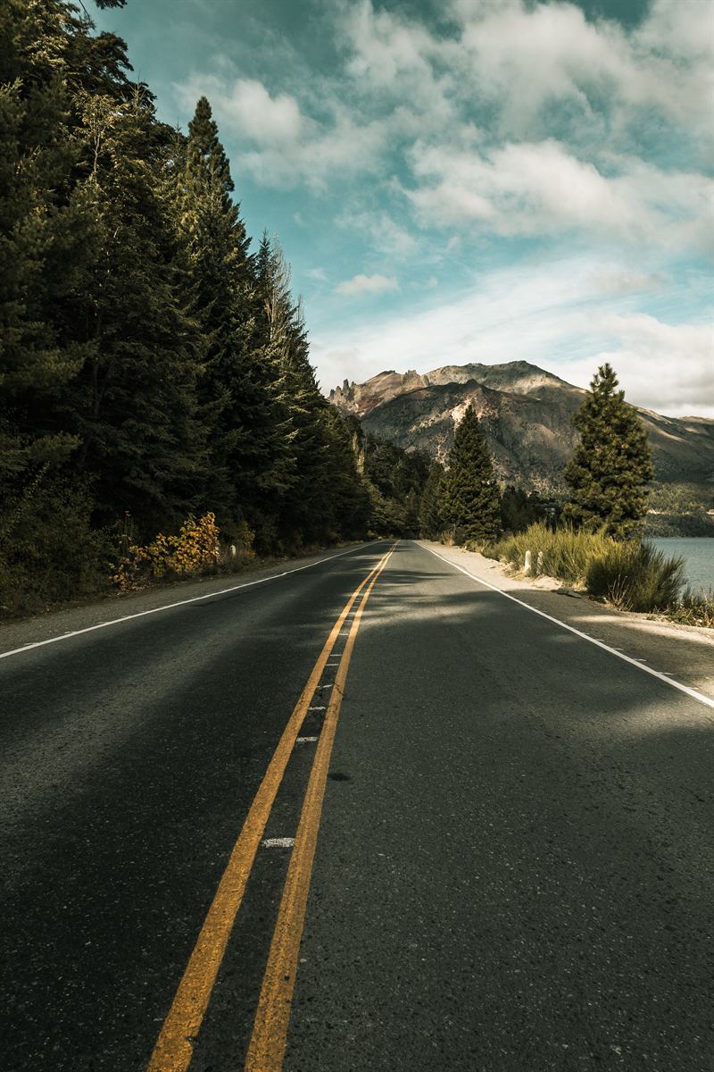 Avenida Bustillo junto al lago y la montaña en la zona de los kilómetros de Bariloche